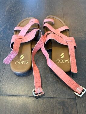 Sarto salmon/tan flat sandals